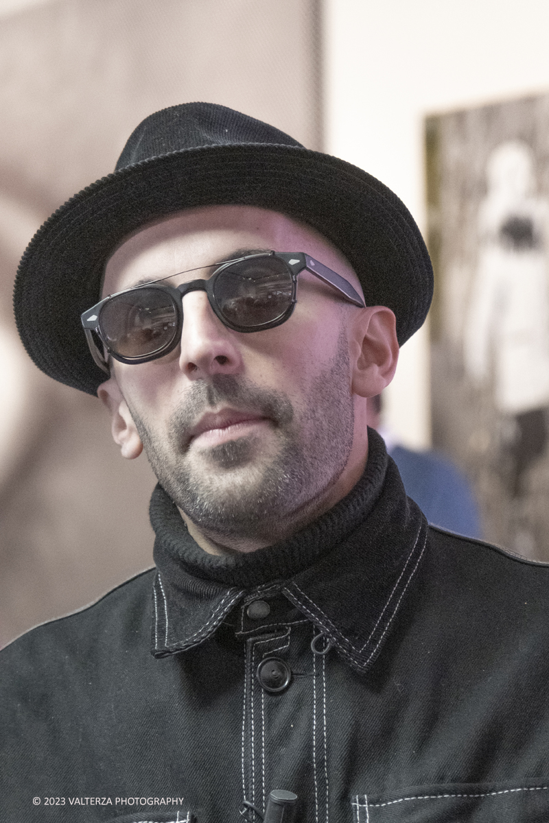 _DSF0750.jpg - 08/02/2923. Torino. Le Gallerie d'Italia aprono al pubblico dal 9 febbraio al 16 luglio 2023  DÃ©placÃ©Â·eÂ·s, la prima mostra personale in Italia di JR, artista francese famoso nel mondo per i suoi progetti che uniscono fotografia, arte pubblica e impegno sociale. Nella foto l'artista francese JR