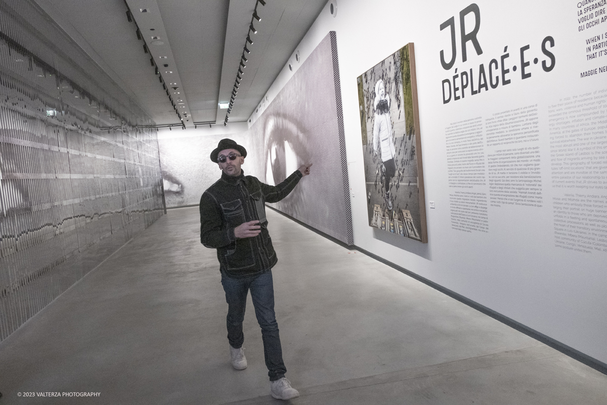 _DSF0787.jpg - 08/02/2923. Torino. Le Gallerie d'Italia aprono al pubblico dal 9 febbraio al 16 luglio 2023  DÃ©placÃ©Â·eÂ·s, la prima mostra personale in Italia di JR, artista francese famoso nel mondo per i suoi progetti che uniscono fotografia, arte pubblica e impegno sociale. Nella foto  l'artista JR guida una visita ed illustra in dettaglio la sua mostra