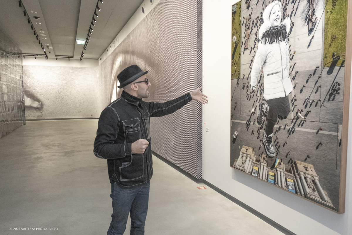 _DSF0829.jpg - 08/02/2923. Torino. Le Gallerie d'Italia aprono al pubblico dal 9 febbraio al 16 luglio 2023  DÃ©placÃ©Â·eÂ·s, la prima mostra personale in Italia di JR, artista francese famoso nel mondo per i suoi progetti che uniscono fotografia, arte pubblica e impegno sociale. Nella foto  l'artista JR guida una visita ed illustra in dettaglio la sua mostra
