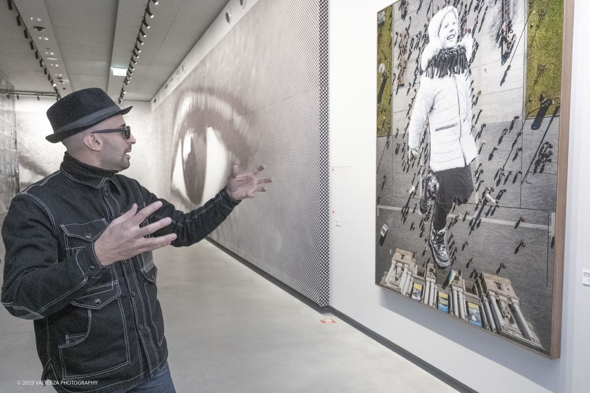_DSF0831.jpg - 08/02/2923. Torino. Le Gallerie d'Italia aprono al pubblico dal 9 febbraio al 16 luglio 2023  DÃ©placÃ©Â·eÂ·s, la prima mostra personale in Italia di JR, artista francese famoso nel mondo per i suoi progetti che uniscono fotografia, arte pubblica e impegno sociale. Nella foto  l'artista JR guida una visita ed illustra in dettaglio la sua mostra