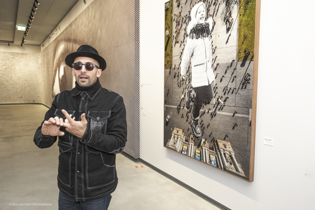_DSF0855.jpg - 08/02/2923. Torino. Le Gallerie d'Italia aprono al pubblico dal 9 febbraio al 16 luglio 2023  DÃ©placÃ©Â·eÂ·s, la prima mostra personale in Italia di JR, artista francese famoso nel mondo per i suoi progetti che uniscono fotografia, arte pubblica e impegno sociale. Nella foto  l'artista JR guida una visita ed illustra in dettaglio la sua mostra