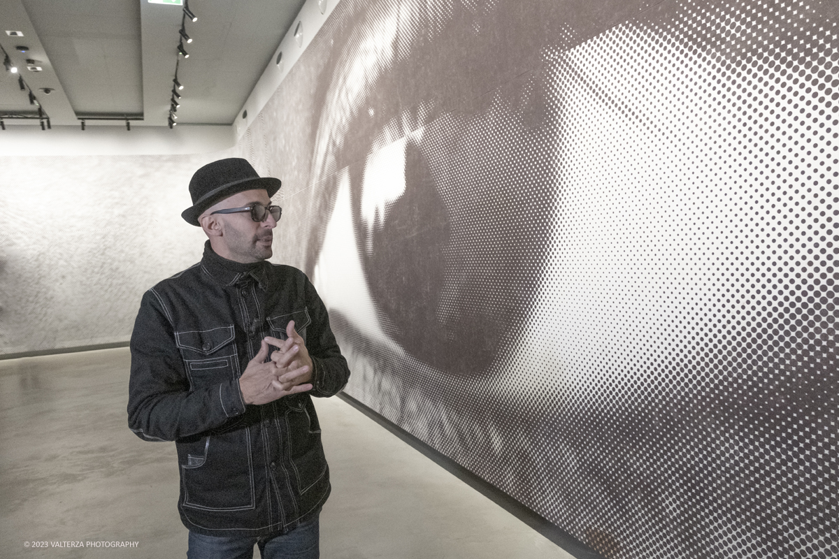 _DSF0865.jpg - 08/02/2923. Torino. Le Gallerie d'Italia aprono al pubblico dal 9 febbraio al 16 luglio 2023  DÃ©placÃ©Â·eÂ·s, la prima mostra personale in Italia di JR, artista francese famoso nel mondo per i suoi progetti che uniscono fotografia, arte pubblica e impegno sociale. Nella foto  l'artista JR guida una visita ed illustra in dettaglio la sua mostra