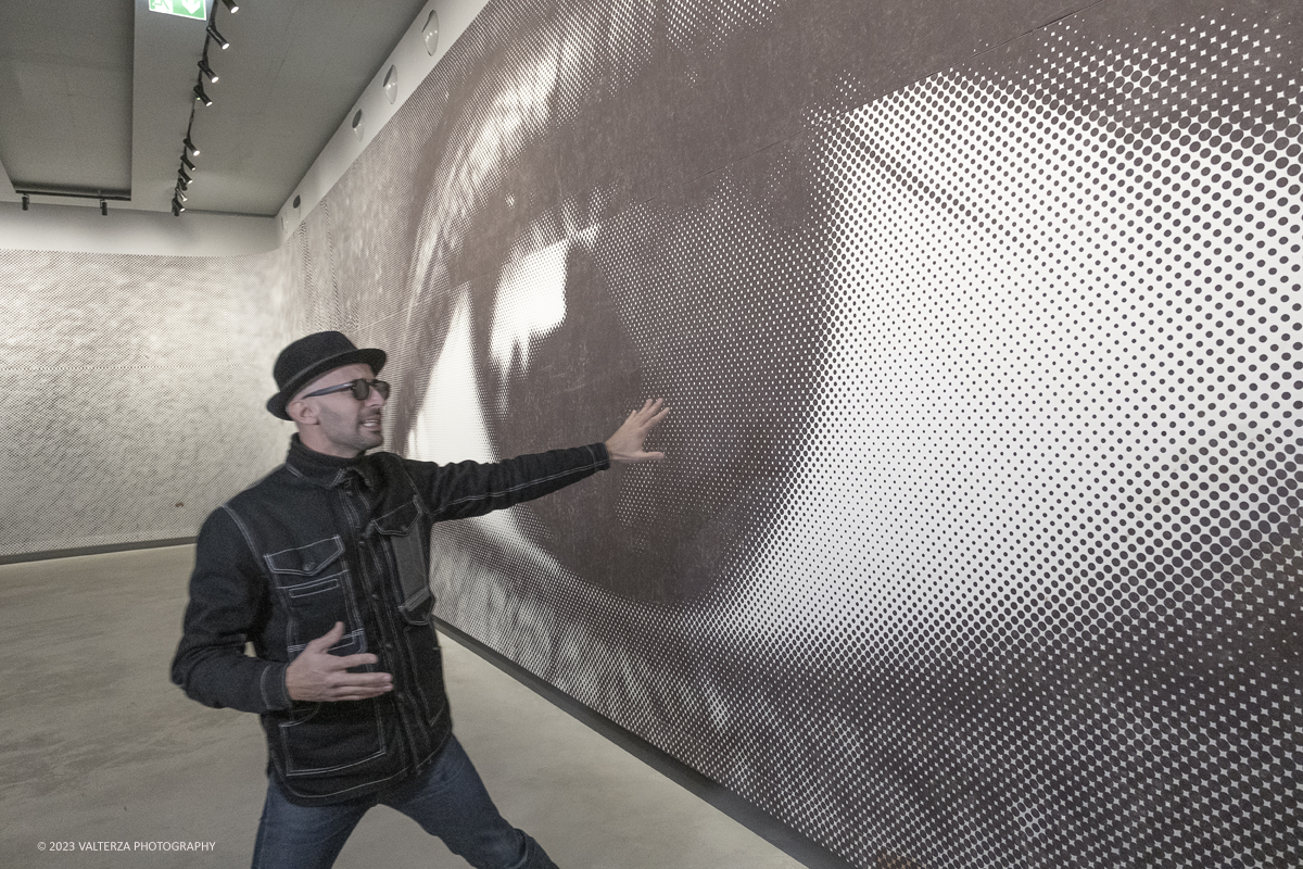 _DSF0870.jpg - 08/02/2923. Torino. Le Gallerie d'Italia aprono al pubblico dal 9 febbraio al 16 luglio 2023  DÃ©placÃ©Â·eÂ·s, la prima mostra personale in Italia di JR, artista francese famoso nel mondo per i suoi progetti che uniscono fotografia, arte pubblica e impegno sociale. Nella foto  l'artista JR guida una visita ed illustra in dettaglio la sua mostra