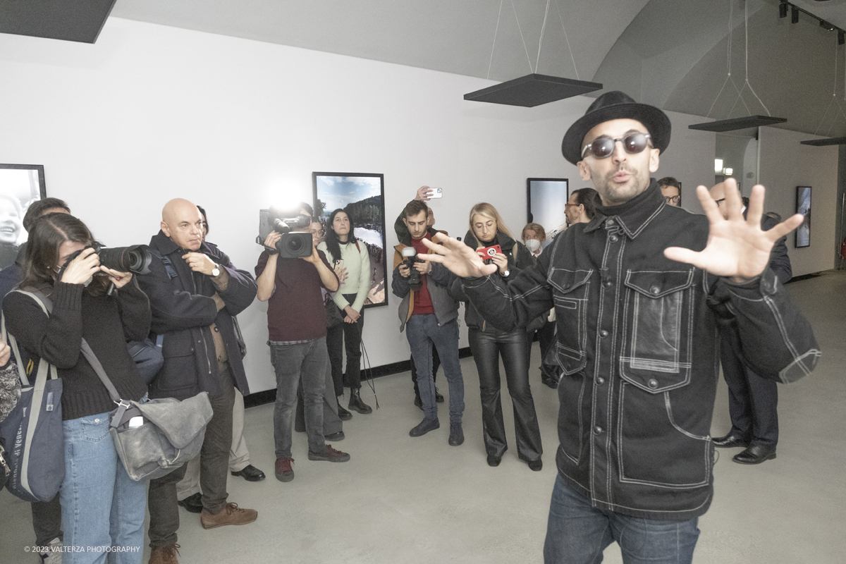 _DSF0896.jpg - 08/02/2923. Torino. Le Gallerie d'Italia aprono al pubblico dal 9 febbraio al 16 luglio 2023  DÃ©placÃ©Â·eÂ·s, la prima mostra personale in Italia di JR, artista francese famoso nel mondo per i suoi progetti che uniscono fotografia, arte pubblica e impegno sociale. Nella foto l'artista JR guida una visita alla sua mostra