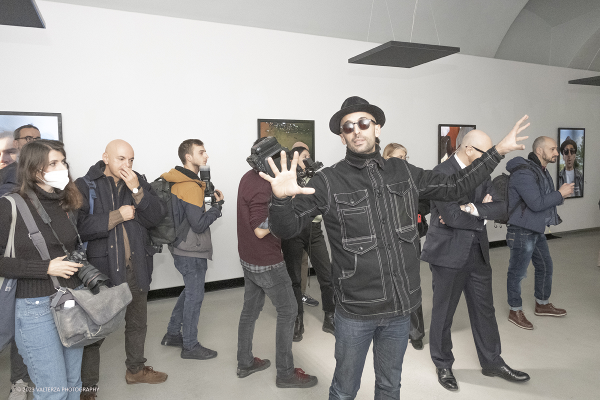 _DSF0911.jpg - 08/02/2923. Torino. Le Gallerie d'Italia aprono al pubblico dal 9 febbraio al 16 luglio 2023  DÃ©placÃ©Â·eÂ·s, la prima mostra personale in Italia di JR, artista francese famoso nel mondo per i suoi progetti che uniscono fotografia, arte pubblica e impegno sociale. Nella foto l'artista JR guida una visita alla sua mostra