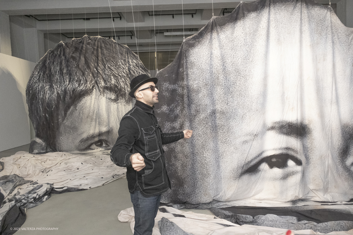 _DSF0918.jpg - 08/02/2923. Torino. Le Gallerie d'Italia aprono al pubblico dal 9 febbraio al 16 luglio 2023  DÃ©placÃ©Â·eÂ·s, la prima mostra personale in Italia di JR, artista francese famoso nel mondo per i suoi progetti che uniscono fotografia, arte pubblica e impegno sociale. Nella foto l'artista JR guida una visita alla sua mostra