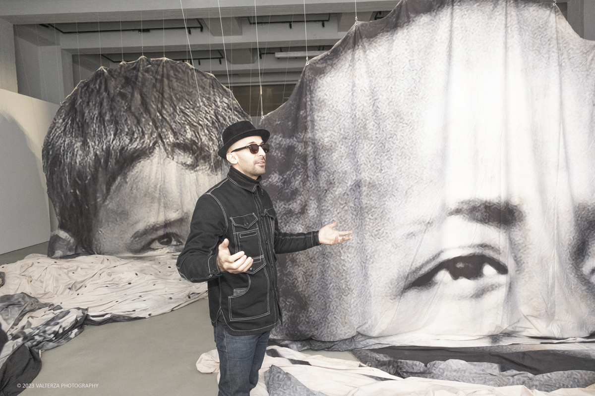 _DSF0919.jpg - 08/02/2923. Torino. Le Gallerie d'Italia aprono al pubblico dal 9 febbraio al 16 luglio 2023  DÃ©placÃ©Â·eÂ·s, la prima mostra personale in Italia di JR, artista francese famoso nel mondo per i suoi progetti che uniscono fotografia, arte pubblica e impegno sociale. Nella foto l'artista JR guida una visita alla sua mostra