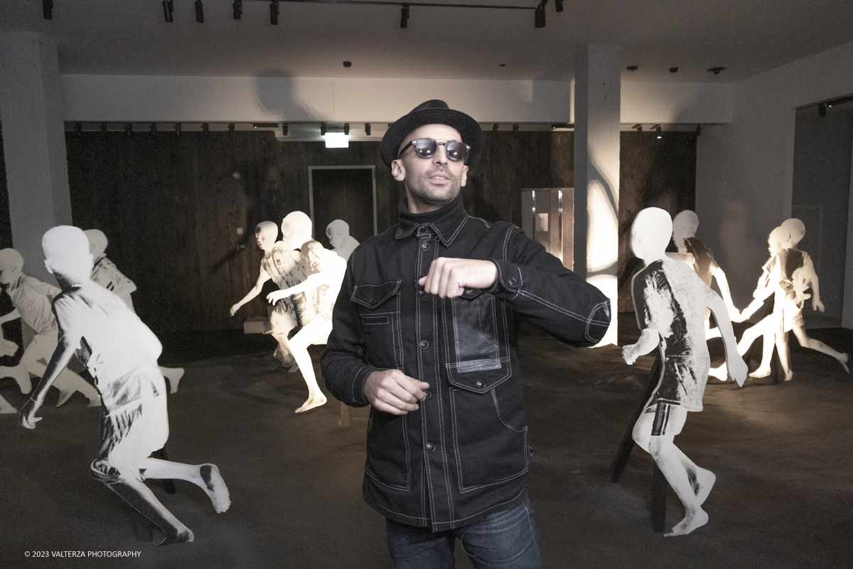 _DSF0928.jpg - 08/02/2923. Torino. Le Gallerie d'Italia aprono al pubblico dal 9 febbraio al 16 luglio 2023  DÃ©placÃ©Â·eÂ·s, la prima mostra personale in Italia di JR, artista francese famoso nel mondo per i suoi progetti che uniscono fotografia, arte pubblica e impegno sociale. Nella foto l'artista JR guida una visita alla sua mostra