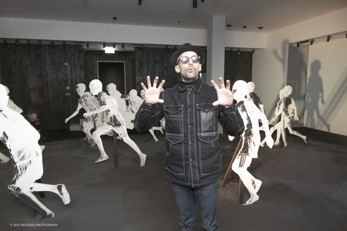 _DSF0934.jpg - 08/02/2923. Torino. Le Gallerie d'Italia aprono al pubblico dal 9 febbraio al 16 luglio 2023  DÃ©placÃ©Â·eÂ·s, la prima mostra personale in Italia di JR, artista francese famoso nel mondo per i suoi progetti che uniscono fotografia, arte pubblica e impegno sociale. Nella foto l'artista JR guida una visita alla sua mostra