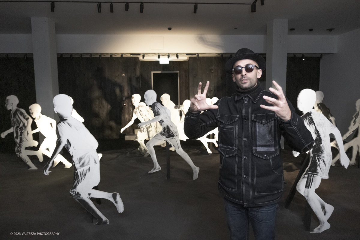 _DSF0940.jpg - 08/02/2923. Torino. Le Gallerie d'Italia aprono al pubblico dal 9 febbraio al 16 luglio 2023  DÃ©placÃ©Â·eÂ·s, la prima mostra personale in Italia di JR, artista francese famoso nel mondo per i suoi progetti che uniscono fotografia, arte pubblica e impegno sociale. Nella foto l'artista JR guida una visita alla sua mostra