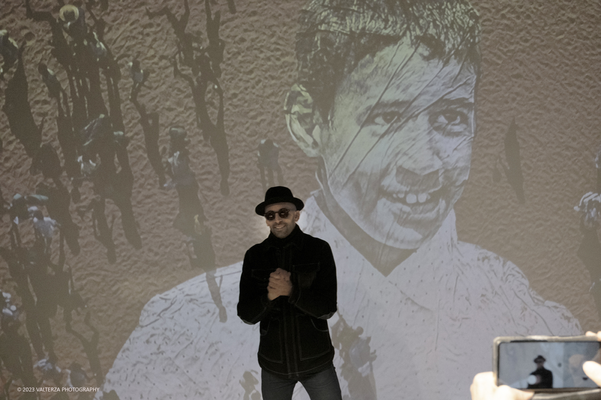 _DSF1046.jpg - 08/02/2923. Torino. Le Gallerie d'Italia aprono al pubblico dal 9 febbraio al 16 luglio 2023  DÃ©placÃ©Â·eÂ·s, la prima mostra personale in Italia di JR, artista francese famoso nel mondo per i suoi progetti che uniscono fotografia, arte pubblica e impegno sociale. Nella foto l'artista JR ed una delle sue opere