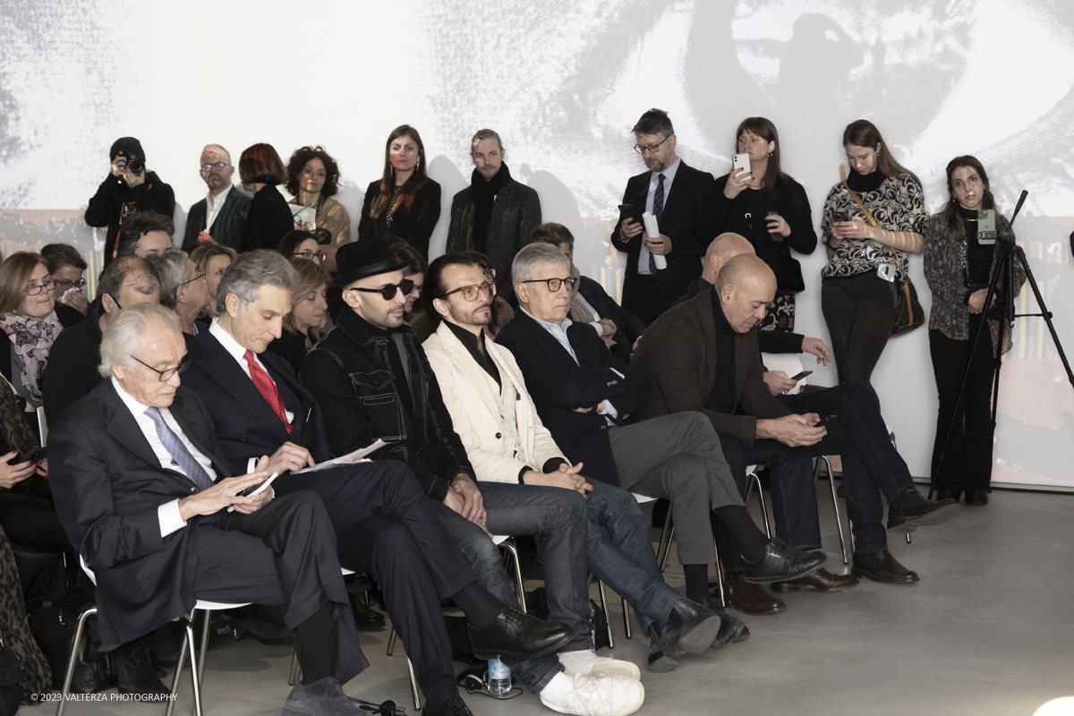 _DSF1072.jpg - 08/02/2923. Torino. Le Gallerie d'Italia aprono al pubblico dal 9 febbraio al 16 luglio 2023  DÃ©placÃ©Â·eÂ·s, la prima mostra personale in Italia di JR, artista francese famoso nel mondo per i suoi progetti che uniscono fotografia, arte pubblica e impegno sociale. Nella foto l'artista JR segue la presentazione con l'alta dirigenza di banca Intesa San Paolo