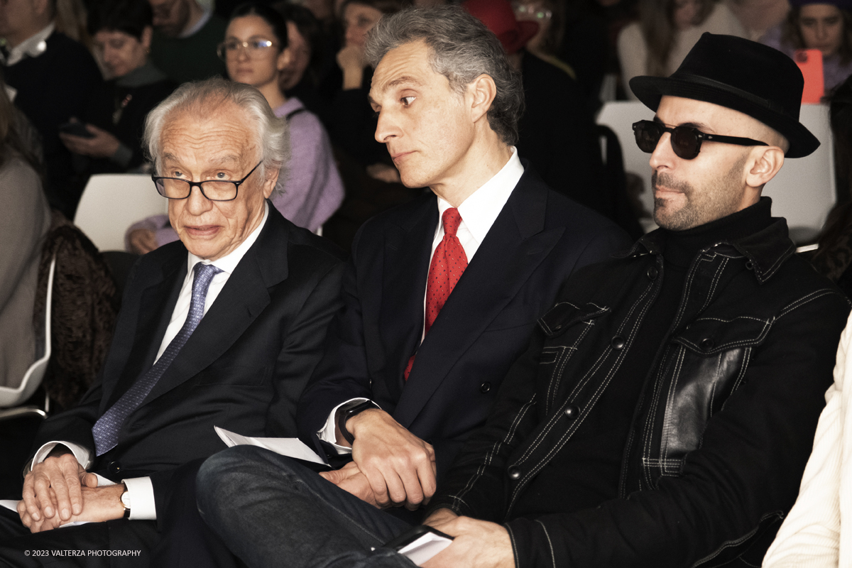 _DSF1148.jpg - 08/02/2923. Torino. Le Gallerie d'Italia aprono al pubblico dal 9 febbraio al 16 luglio 2023  DÃ©placÃ©Â·eÂ·s, la prima mostra personale in Italia di JR, artista francese famoso nel mondo per i suoi progetti che uniscono fotografia, arte pubblica e impegno sociale. Nella foto l'artista JR segue la presentazione con l'alta dirigenza di banca Intesa San Paolo