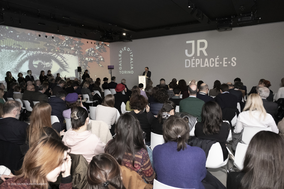 _DSF1154.jpg - 08/02/2923. Torino. Le Gallerie d'Italia aprono al pubblico dal 9 febbraio al 16 luglio 2023  DÃ©placÃ©Â·eÂ·s, la prima mostra personale in Italia di JR, artista francese famoso nel mondo per i suoi progetti che uniscono fotografia, arte pubblica e impegno sociale. Nella foto un momento della conferenza stampa
