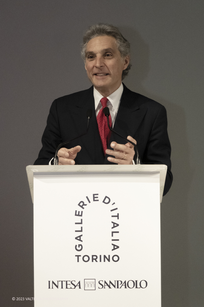 _DSF1172.jpg - 08/02/2923. Torino. Le Gallerie d'Italia aprono al pubblico dal 9 febbraio al 16 luglio 2023  DÃ©placÃ©Â·eÂ·s, la prima mostra personale in Italia di JR, artista francese famoso nel mondo per i suoi progetti che uniscono fotografia, arte pubblica e impegno sociale. Nella foto Michele Coppola Direttore Generale delle Gallerie d'Italia