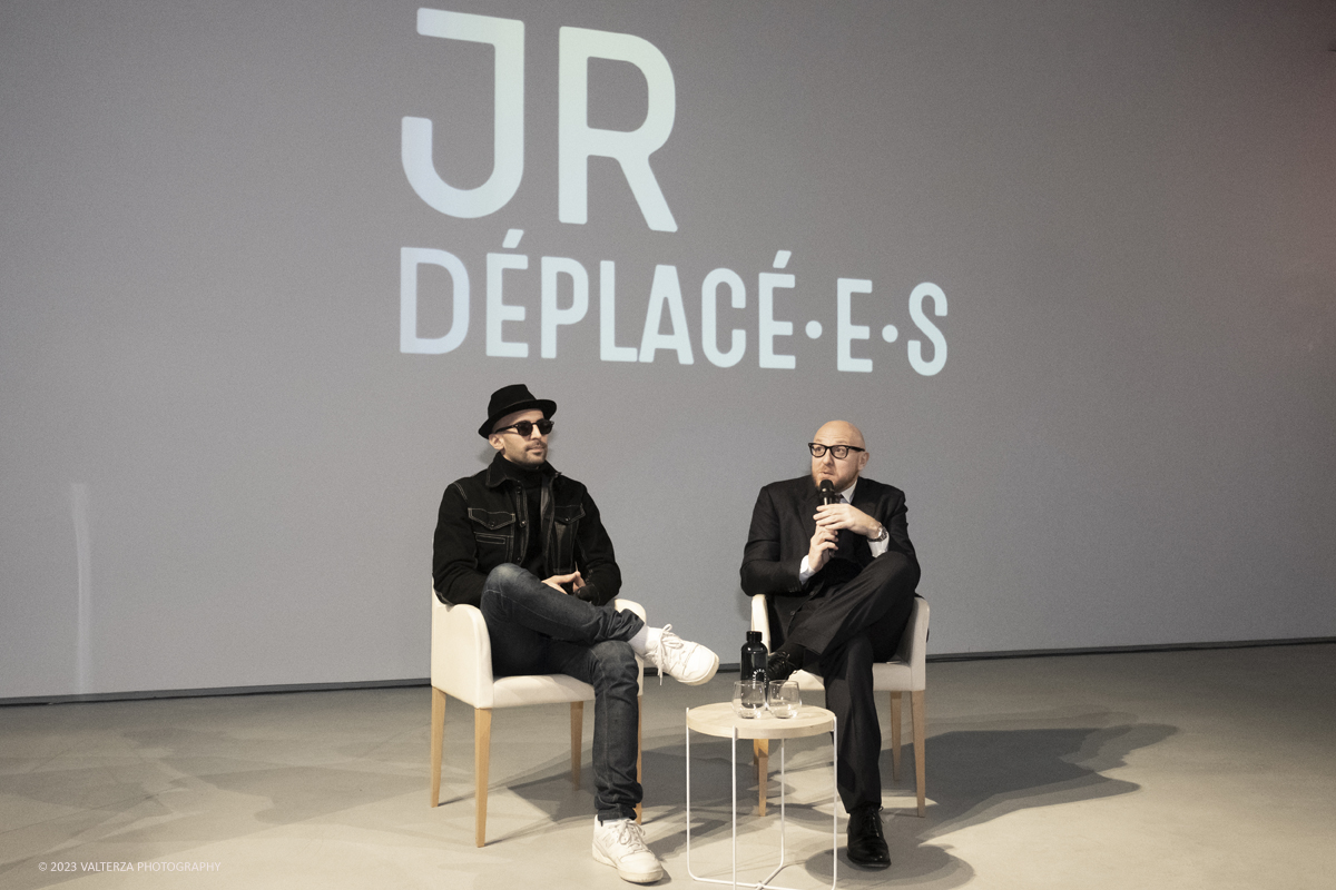 _DSF1193.jpg - 08/02/2923. Torino. Le Gallerie d'Italia aprono al pubblico dal 9 febbraio al 16 luglio 2023  DÃ©placÃ©Â·eÂ·s, la prima mostra personale in Italia di JR, artista francese famoso nel mondo per i suoi progetti che uniscono fotografia, arte pubblica e impegno sociale. Nella foto l'artista JR dialoga con il curatore Arturo Galansino