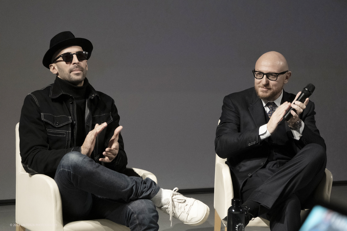 _DSF1204.jpg - 08/02/2923. Torino. Le Gallerie d'Italia aprono al pubblico dal 9 febbraio al 16 luglio 2023  DÃ©placÃ©Â·eÂ·s, la prima mostra personale in Italia di JR, artista francese famoso nel mondo per i suoi progetti che uniscono fotografia, arte pubblica e impegno sociale. Nella foto l'artista JR dialoga con il curatore Arturo Galansino