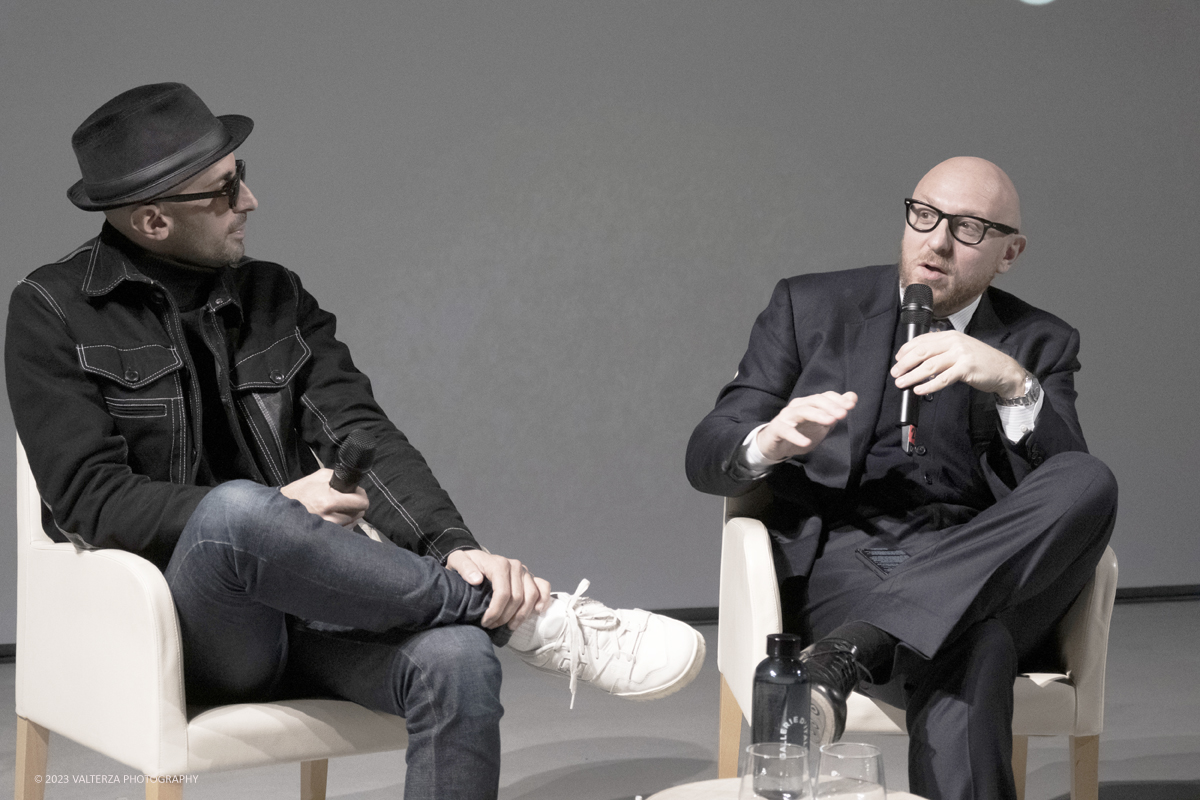 _DSF1237.jpg - 08/02/2923. Torino. Le Gallerie d'Italia aprono al pubblico dal 9 febbraio al 16 luglio 2023  DÃ©placÃ©Â·eÂ·s, la prima mostra personale in Italia di JR, artista francese famoso nel mondo per i suoi progetti che uniscono fotografia, arte pubblica e impegno sociale. Nella foto l'artista JR dialoga con il curatore Arturo Galansino