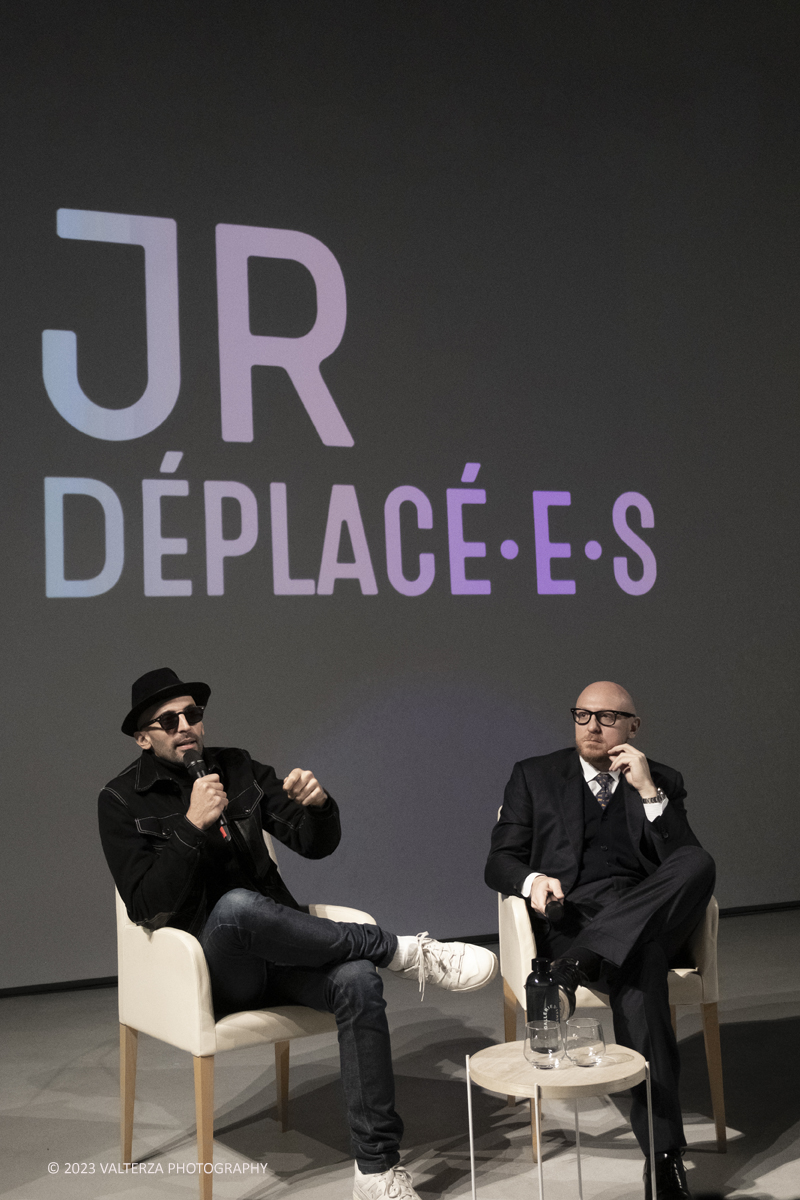 _DSF1250.jpg - 08/02/2923. Torino. Le Gallerie d'Italia aprono al pubblico dal 9 febbraio al 16 luglio 2023  DÃ©placÃ©Â·eÂ·s, la prima mostra personale in Italia di JR, artista francese famoso nel mondo per i suoi progetti che uniscono fotografia, arte pubblica e impegno sociale. Nella foto l'artista JR dialoga con il curatore Arturo Galansino