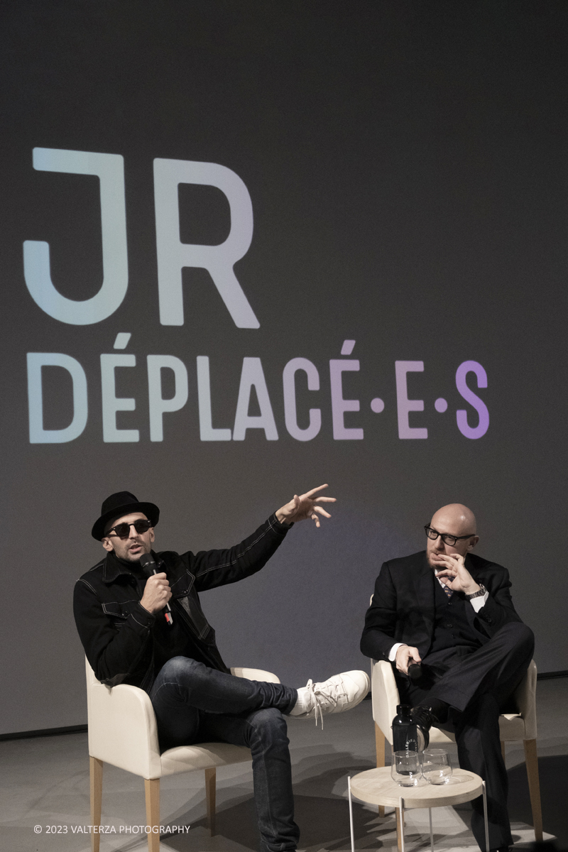 _DSF1261.jpg - 08/02/2923. Torino. Le Gallerie d'Italia aprono al pubblico dal 9 febbraio al 16 luglio 2023  DÃ©placÃ©Â·eÂ·s, la prima mostra personale in Italia di JR, artista francese famoso nel mondo per i suoi progetti che uniscono fotografia, arte pubblica e impegno sociale. Nella foto l'artista JR dialoga con il curatore Arturo Galansino
