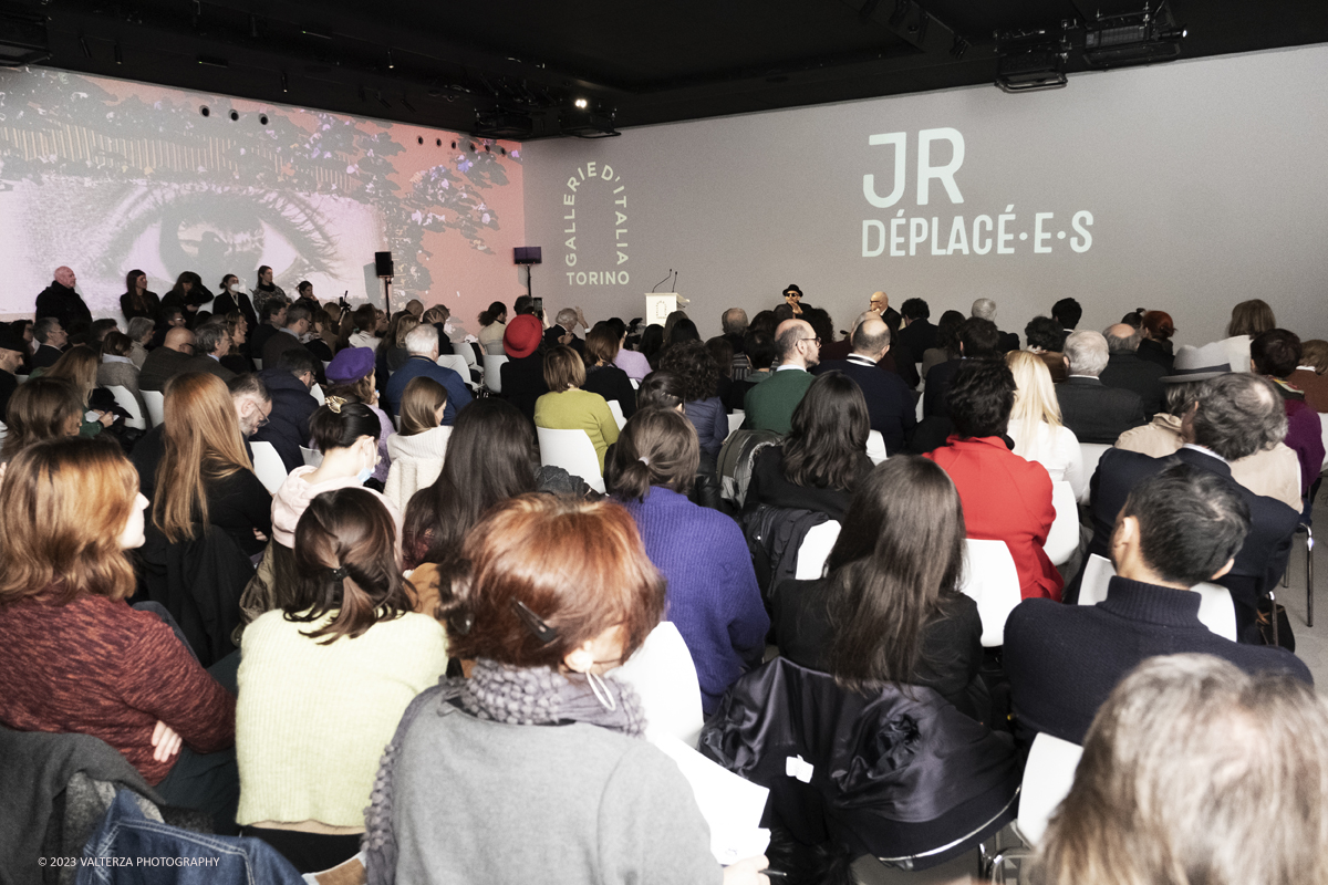 _DSF1292.jpg - 08/02/2923. Torino. Le Gallerie d'Italia aprono al pubblico dal 9 febbraio al 16 luglio 2023  DÃ©placÃ©Â·eÂ·s, la prima mostra personale in Italia di JR, artista francese famoso nel mondo per i suoi progetti che uniscono fotografia, arte pubblica e impegno sociale. Nella foto un momento della conferenza stampa