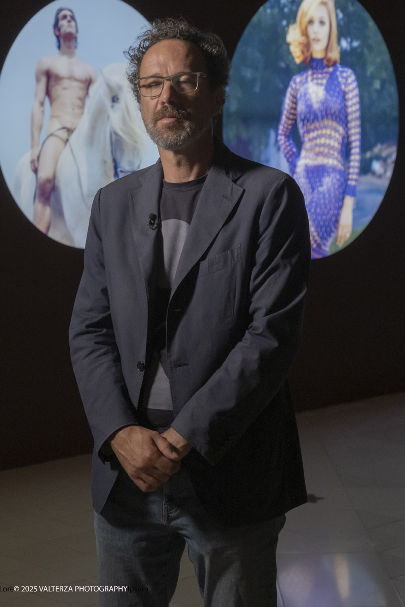 DSCF0046.jpg - 20/09/2025: Torino. Oltre il ’68: icone pop nelle fotografie di Angelo Frontoni. Le immagini in mostra, scattate principalmente per servizi fotografici a uso giornalistico, sfidano il tempo e chiamano in causa il nostro modo di vedere l’altro e di rappresentarci. Nella foto Il direttore e curatore della mostra Carlo Chatrian