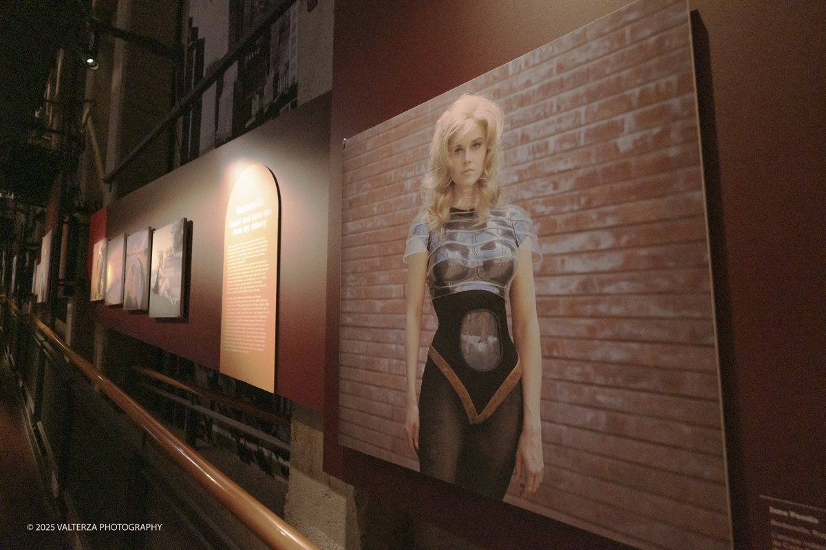 _DSF0317.jpg - 20/09/2025: Torino. Oltre il ’68: icone pop nelle fotografie di Angelo Frontoni. Le immagini in mostra, scattate principalmente per servizi fotografici a uso giornalistico, sfidano il tempo e chiamano in causa il nostro modo di vedere l’altro e di rappresentarci. Nella foto parte dell'allestimento della mostra