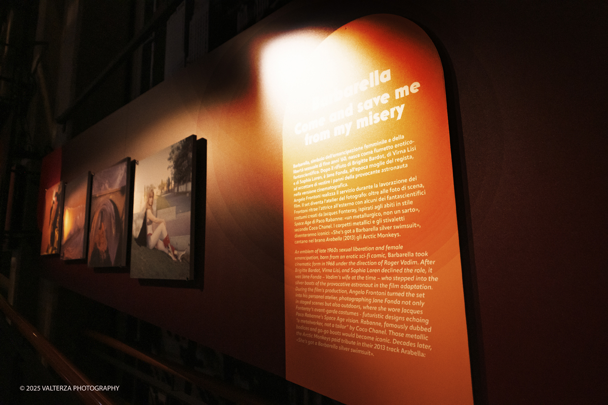 _DSF0324.jpg - 20/09/2025: Torino. Oltre il ’68: icone pop nelle fotografie di Angelo Frontoni. Le immagini in mostra, scattate principalmente per servizi fotografici a uso giornalistico, sfidano il tempo e chiamano in causa il nostro modo di vedere l’altro e di rappresentarci. Nella foto parte dell'allestimento della mostra