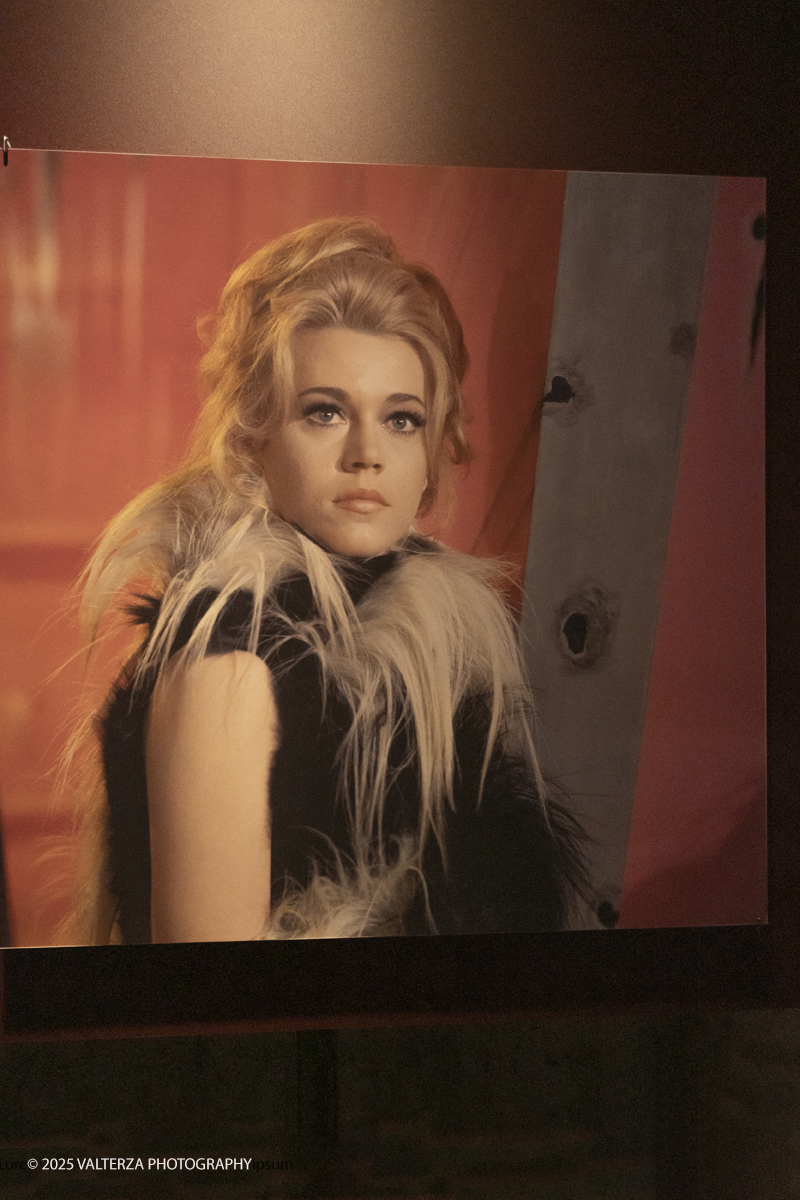 _DSF0330.jpg - 20/09/2025: Torino. Oltre il ’68: icone pop nelle fotografie di Angelo Frontoni. Le immagini in mostra, scattate principalmente per servizi fotografici a uso giornalistico, sfidano il tempo e chiamano in causa il nostro modo di vedere l’altro e di rappresentarci. Nella foto  Jane Fonda