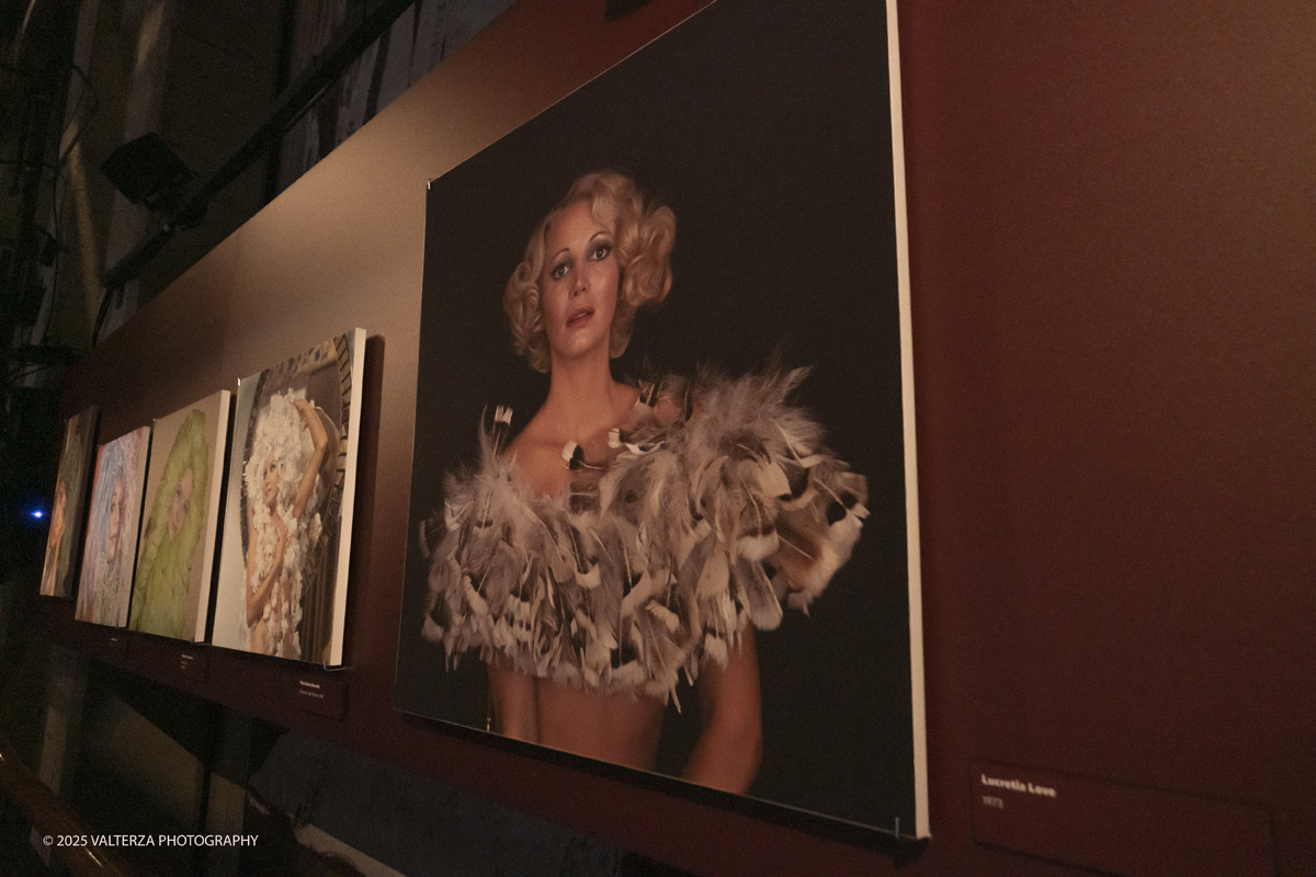 _DSF0334.jpg - 20/09/2025: Torino. Oltre il ’68: icone pop nelle fotografie di Angelo Frontoni. Le immagini in mostra, scattate principalmente per servizi fotografici a uso giornalistico, sfidano il tempo e chiamano in causa il nostro modo di vedere l’altro e di rappresentarci. Nella foto parte dell'allestimento della mostra