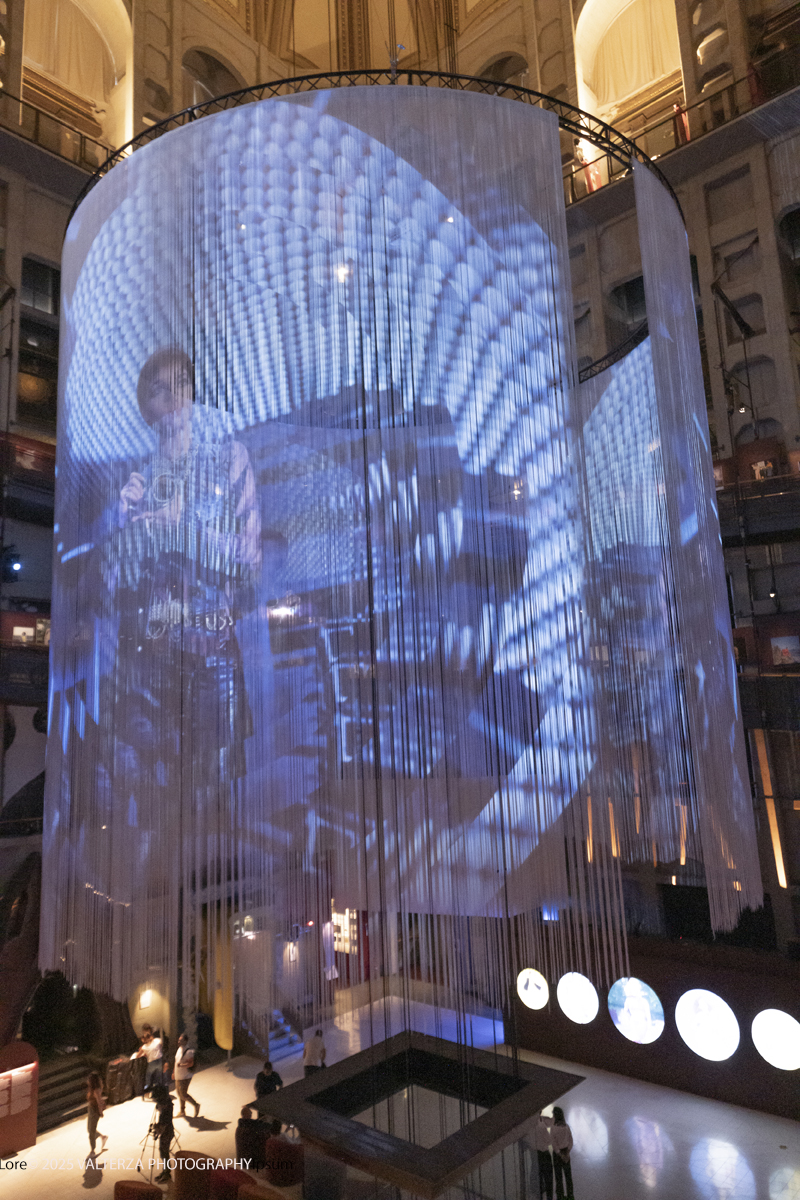 _DSF0399.jpg - 20/09/2025: Torino. Oltre il ’68: icone pop nelle fotografie di Angelo Frontoni. Le immagini in mostra, scattate principalmente per servizi fotografici a uso giornalistico, sfidano il tempo e chiamano in causa il nostro modo di vedere l’altro e di rappresentarci. Nella foto installazione audiovisiva al centro della rampa lungo la quale si sviluppa la mostra