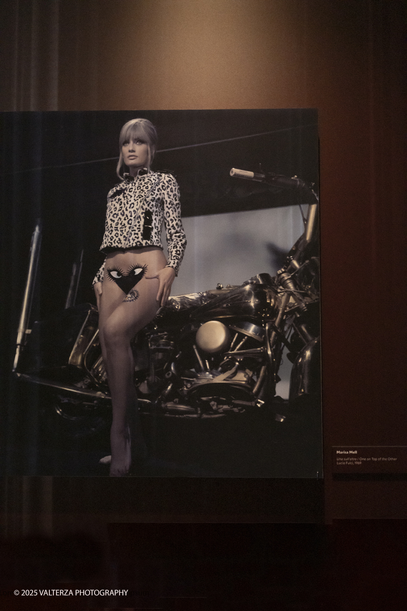 _DSF0404.jpg - 20/09/2025: Torino. Oltre il ’68: icone pop nelle fotografie di Angelo Frontoni. Le immagini in mostra, scattate principalmente per servizi fotografici a uso giornalistico, sfidano il tempo e chiamano in causa il nostro modo di vedere l’altro e di rappresentarci. Nella foto Marisa Mell