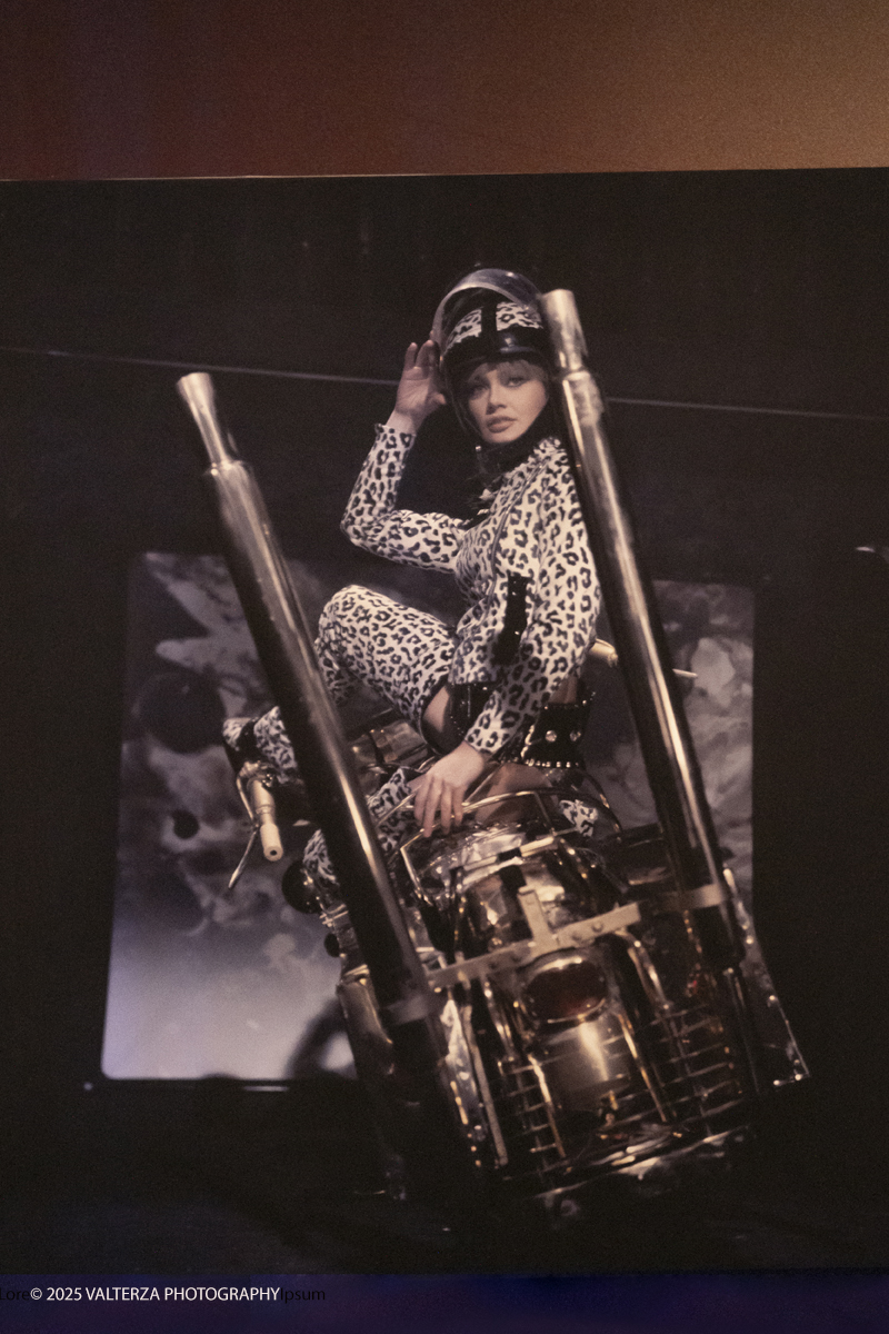 _DSF0408.jpg - 20/09/2025: Torino. Oltre il ’68: icone pop nelle fotografie di Angelo Frontoni. Le immagini in mostra, scattate principalmente per servizi fotografici a uso giornalistico, sfidano il tempo e chiamano in causa il nostro modo di vedere l’altro e di rappresentarci. Nella foto Marisa Mell