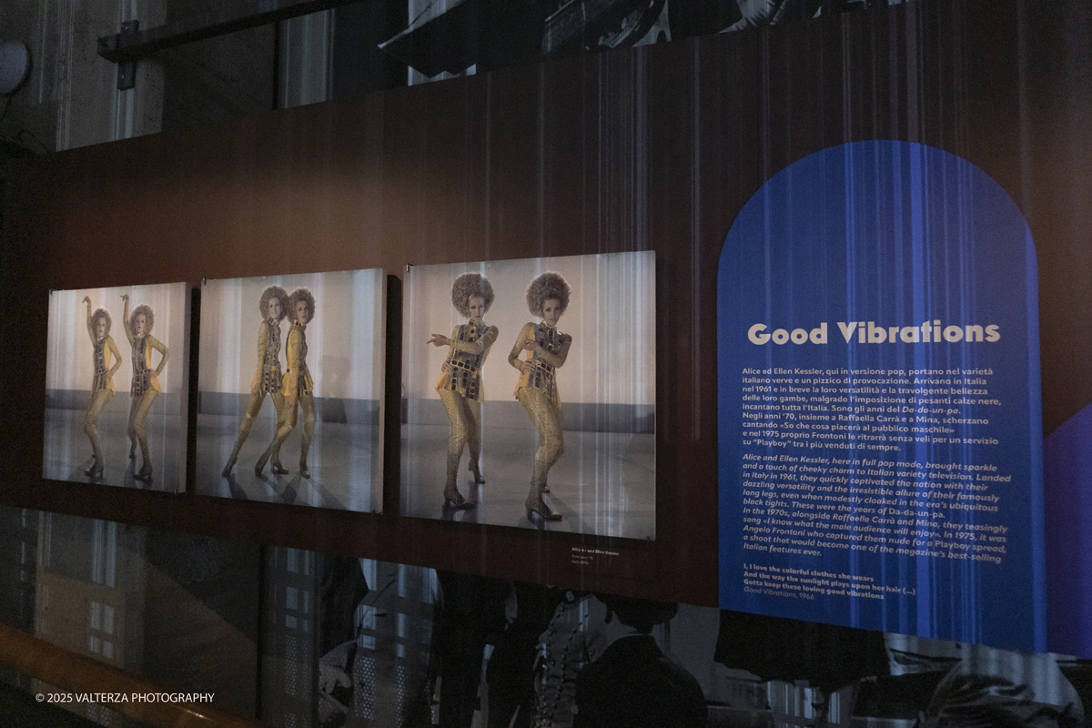 _DSF0430.jpg - 20/09/2025: Torino. Oltre il ’68: icone pop nelle fotografie di Angelo Frontoni. Le immagini in mostra, scattate principalmente per servizi fotografici a uso giornalistico, sfidano il tempo e chiamano in causa il nostro modo di vedere l’altro e di rappresentarci. Nella foto Alice ed Ellen Kessler