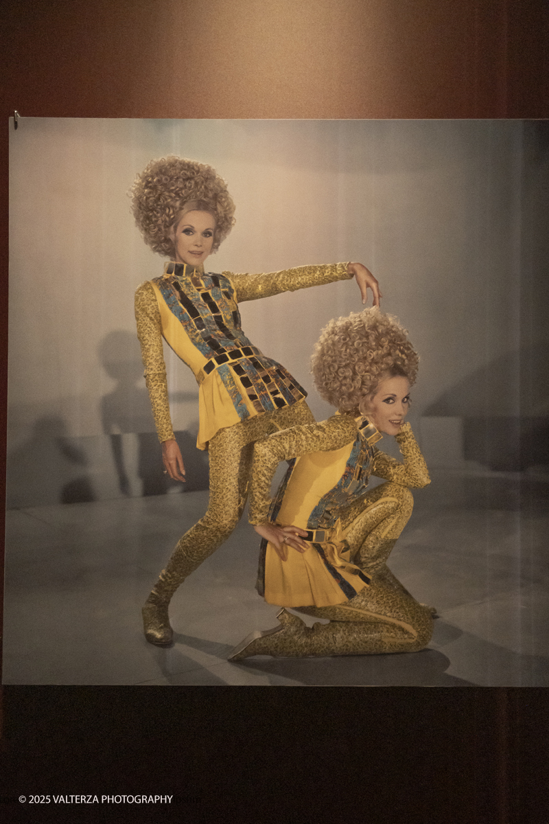 _DSF0435.jpg - 20/09/2025: Torino. Oltre il ’68: icone pop nelle fotografie di Angelo Frontoni. Le immagini in mostra, scattate principalmente per servizi fotografici a uso giornalistico, sfidano il tempo e chiamano in causa il nostro modo di vedere l’altro e di rappresentarci. Nella foto Alice ed Ellen Kessler