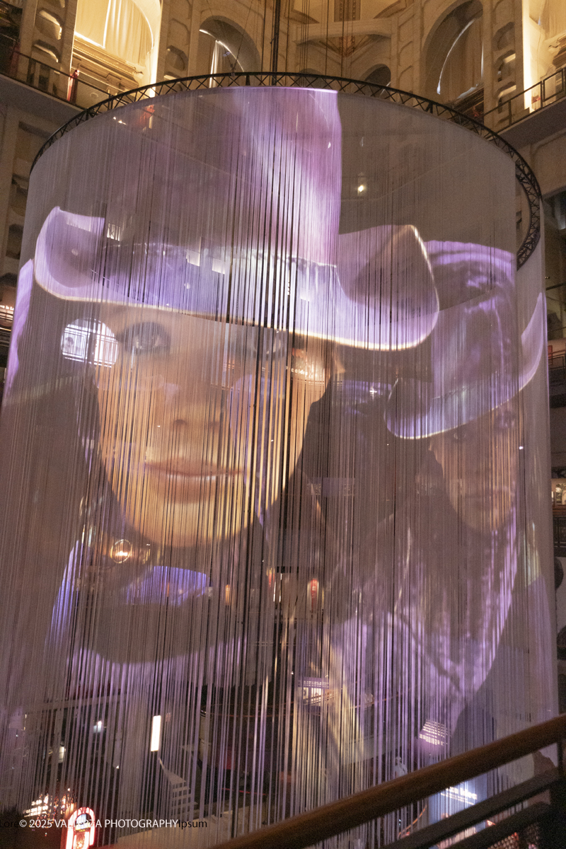 _DSF0483.jpg - 20/09/2025: Torino. Oltre il ’68: icone pop nelle fotografie di Angelo Frontoni. Le immagini in mostra, scattate principalmente per servizi fotografici a uso giornalistico, sfidano il tempo e chiamano in causa il nostro modo di vedere l’altro e di rappresentarci. Nella foto installazione audiovisiva al centro della rampa lungo la quale si sviluppa la mostra