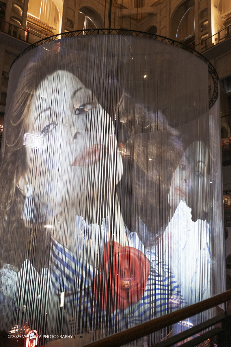 _DSF0487.jpg - 20/09/2025: Torino. Oltre il ’68: icone pop nelle fotografie di Angelo Frontoni. Le immagini in mostra, scattate principalmente per servizi fotografici a uso giornalistico, sfidano il tempo e chiamano in causa il nostro modo di vedere l’altro e di rappresentarci. Nella foto installazione audiovisiva al centro della rampa lungo la quale si sviluppa la mostra