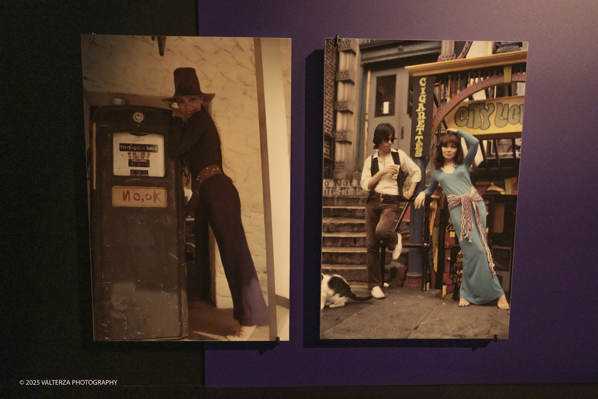 _DSF0656.jpg - 20/09/2025: Torino. Oltre il ’68: icone pop nelle fotografie di Angelo Frontoni. Le immagini in mostra, scattate principalmente per servizi fotografici a uso giornalistico, sfidano il tempo e chiamano in causa il nostro modo di vedere l’altro e di rappresentarci. Nella foto un omaggio al mondo hippy