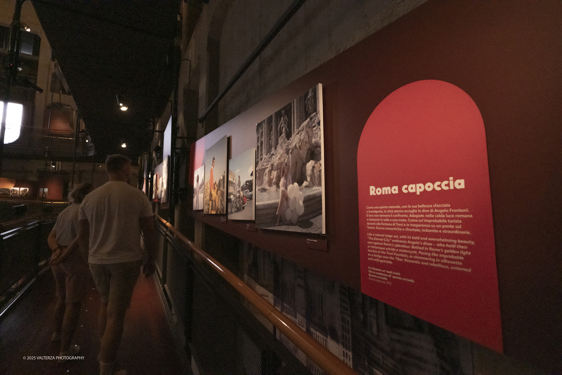 _DSF0666.jpg - 20/09/2025: Torino. Oltre il ’68: icone pop nelle fotografie di Angelo Frontoni. Le immagini in mostra, scattate principalmente per servizi fotografici a uso giornalistico, sfidano il tempo e chiamano in causa il nostro modo di vedere l’altro e di rappresentarci. Nella foto in visita alla mostra