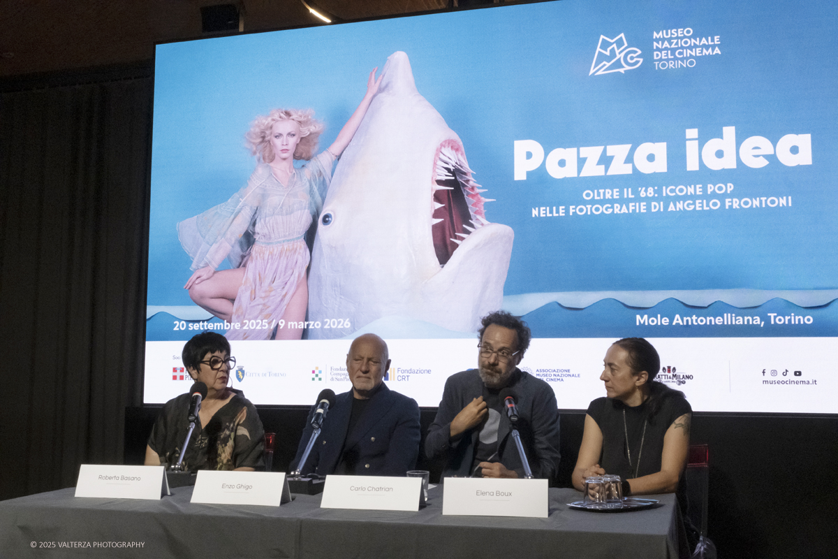 DSCF0186.jpg - 20/09/2025: Torino.  Mostra: Pazza Idea. Oltre il ’68: icone pop nelle fotografie di Angelo Frontoni. Le immagini in mostra, scattate principalmente per servizi fotografici a uso giornalistico, sfidano il tempo e chiamano in causa il nostro modo di vedere l’altro e di rappresentarci. Nella foto il tavolo dei relatori alla presentazione della mostra Roberta Basano  curatrice, Enzo Ghigo Presidente del Museo, Carlo Chatrian Direttore del Museo e curatore, Elena Boux Curatrice