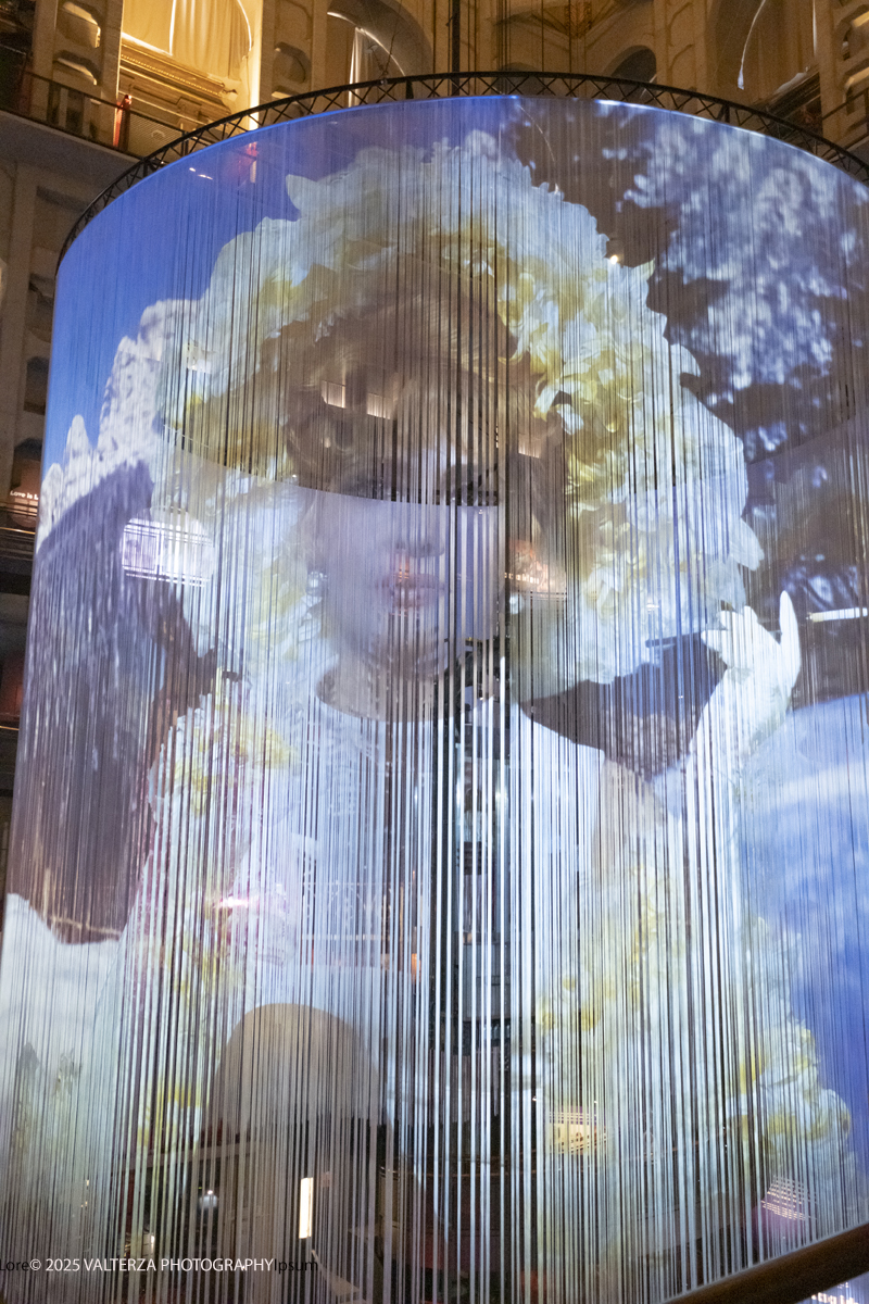 _DSF0474.jpg - 20/09/2025: Torino.  Mostra: Pazza Idea. Oltre il ’68: icone pop nelle fotografie di Angelo Frontoni. Le immagini in mostra, scattate principalmente per servizi fotografici a uso giornalistico, sfidano il tempo e chiamano in causa il nostro modo di vedere l’altro e di rappresentarci. Nella foto  installazione audiovisiva al centro della rampa lungo la quale si sviluppa la mostra