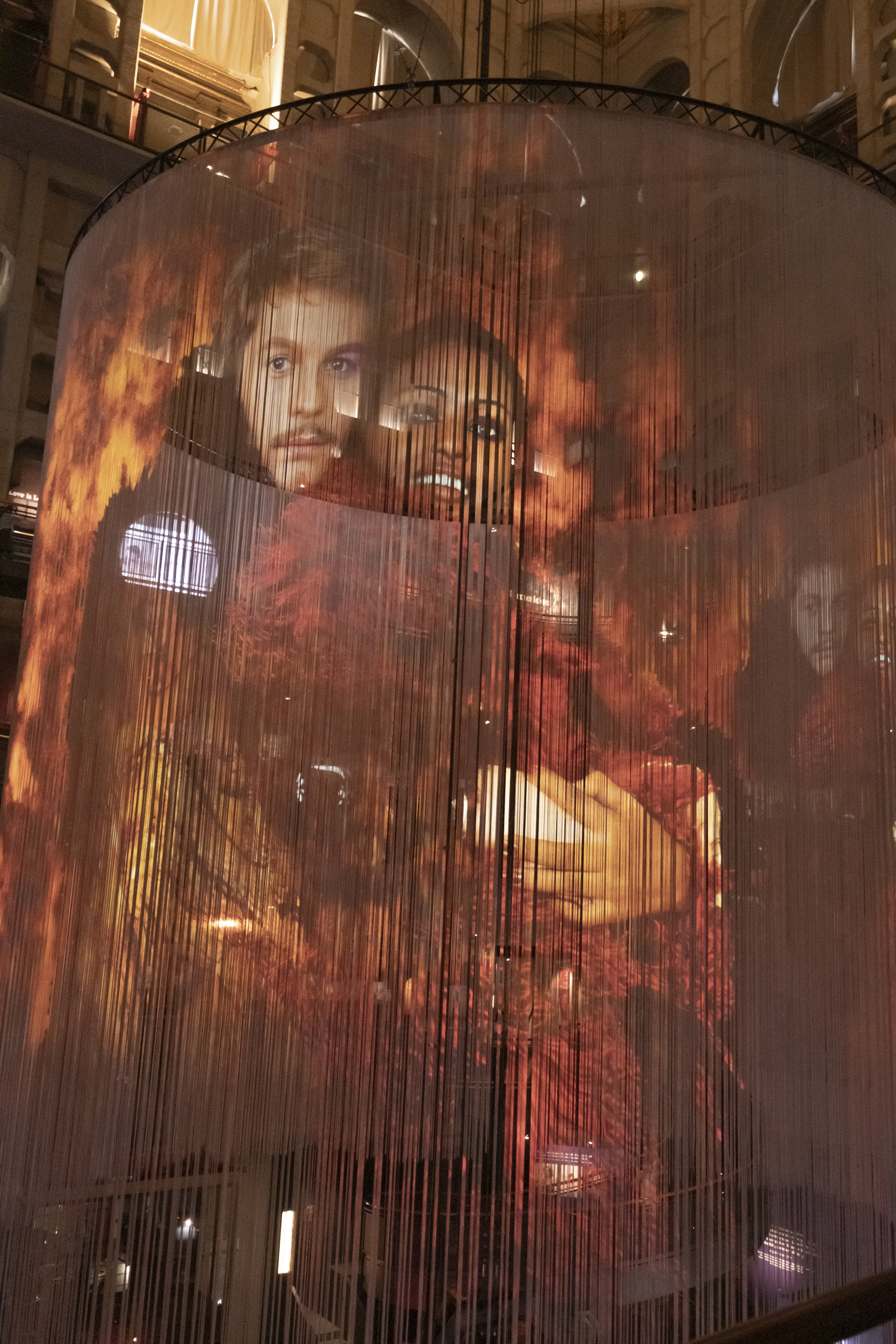 _DSF0478.jpg - 20/09/2025: Torino.  Mostra: Pazza Idea. Oltre il ’68: icone pop nelle fotografie di Angelo Frontoni. Le immagini in mostra, scattate principalmente per servizi fotografici a uso giornalistico, sfidano il tempo e chiamano in causa il nostro modo di vedere l’altro e di rappresentarci. Nella foto  installazione audiovisiva al centro della rampa lungo la quale si sviluppa la mostra