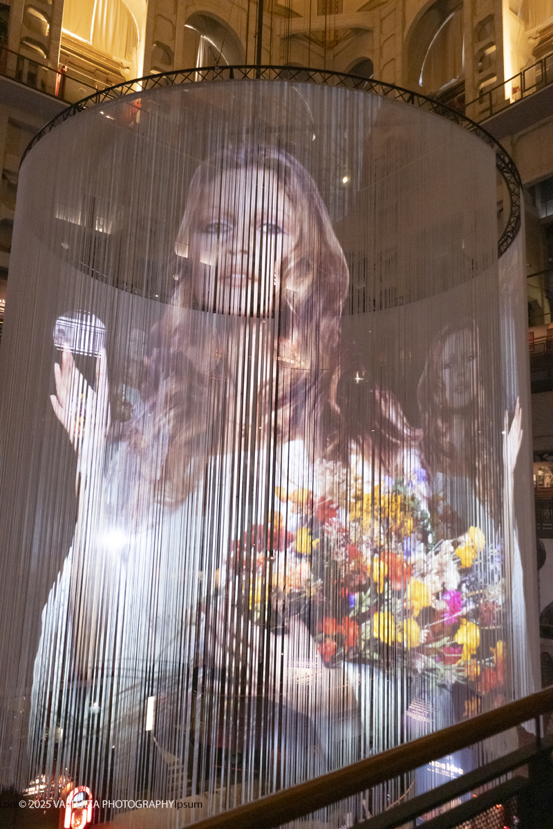 _DSF0489.jpg - 20/09/2025: Torino.  Mostra: Pazza Idea. Oltre il ’68: icone pop nelle fotografie di Angelo Frontoni. Le immagini in mostra, scattate principalmente per servizi fotografici a uso giornalistico, sfidano il tempo e chiamano in causa il nostro modo di vedere l’altro e di rappresentarci. Nella foto  installazione audiovisiva al centro della rampa lungo la quale si sviluppa la mostra