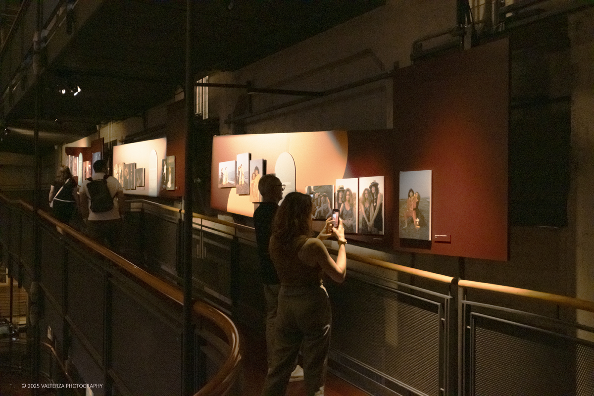 _DSF0756.jpg - 20/09/2025: Torino.  Mostra: Pazza Idea. Oltre il ’68: icone pop nelle fotografie di Angelo Frontoni. Le immagini in mostra, scattate principalmente per servizi fotografici a uso giornalistico, sfidano il tempo e chiamano in causa il nostro modo di vedere l’altro e di rappresentarci. Nella foto in visita alla mostra
