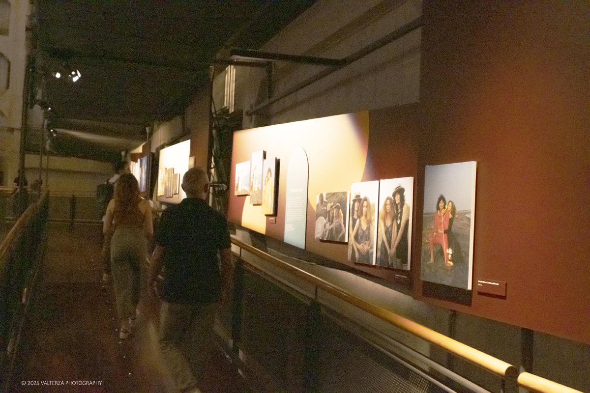 _DSF0761.jpg - 20/09/2025: Torino.  Mostra: Pazza Idea. Oltre il ’68: icone pop nelle fotografie di Angelo Frontoni. Le immagini in mostra, scattate principalmente per servizi fotografici a uso giornalistico, sfidano il tempo e chiamano in causa il nostro modo di vedere l’altro e di rappresentarci. Nella foto in visita alla mostra