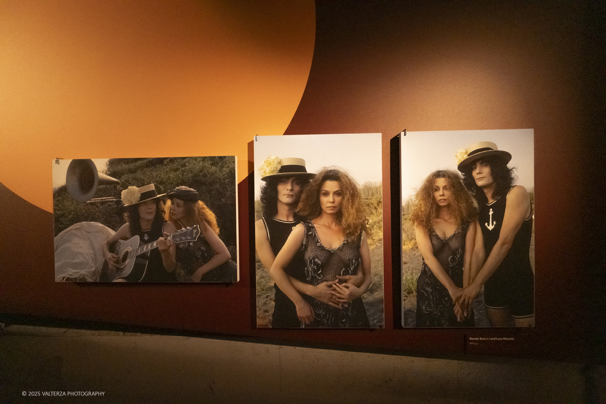 _DSF0766.jpg - 20/09/2025: Torino.  Mostra: Pazza Idea. Oltre il ’68: icone pop nelle fotografie di Angelo Frontoni. Le immagini in mostra, scattate principalmente per servizi fotografici a uso giornalistico, sfidano il tempo e chiamano in causa il nostro modo di vedere l’altro e di rappresentarci. Nella foto Renato Zero e Lucy Morante