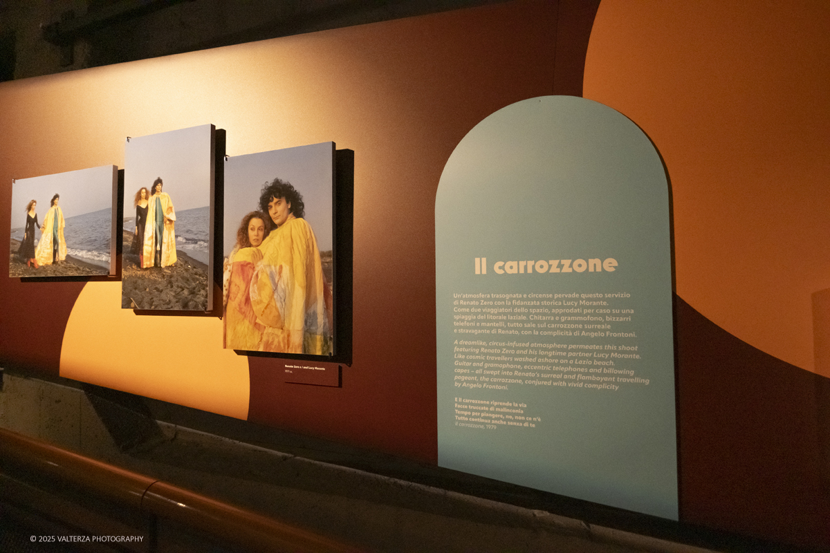 _DSF0772.jpg - 20/09/2025: Torino.  Mostra: Pazza Idea. Oltre il ’68: icone pop nelle fotografie di Angelo Frontoni. Le immagini in mostra, scattate principalmente per servizi fotografici a uso giornalistico, sfidano il tempo e chiamano in causa il nostro modo di vedere l’altro e di rappresentarci. Nella foto parte dell'allestimento