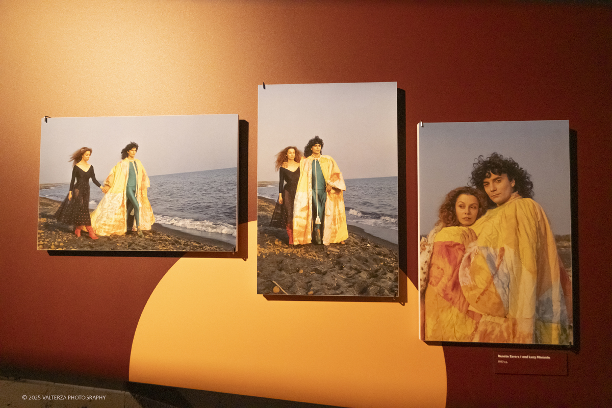 _DSF0774.jpg - 20/09/2025: Torino.  Mostra: Pazza Idea. Oltre il ’68: icone pop nelle fotografie di Angelo Frontoni. Le immagini in mostra, scattate principalmente per servizi fotografici a uso giornalistico, sfidano il tempo e chiamano in causa il nostro modo di vedere l’altro e di rappresentarci. Nella foto Renato Zero e Lucy Morante