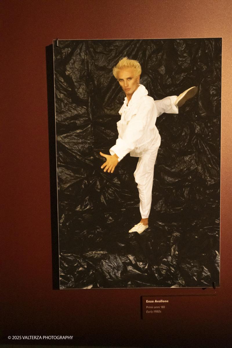 _DSF0785.jpg - 20/09/2025: Torino.  Mostra: Pazza Idea. Oltre il ’68: icone pop nelle fotografie di Angelo Frontoni. Le immagini in mostra, scattate principalmente per servizi fotografici a uso giornalistico, sfidano il tempo e chiamano in causa il nostro modo di vedere l’altro e di rappresentarci. Nella foto Enzo Avallone