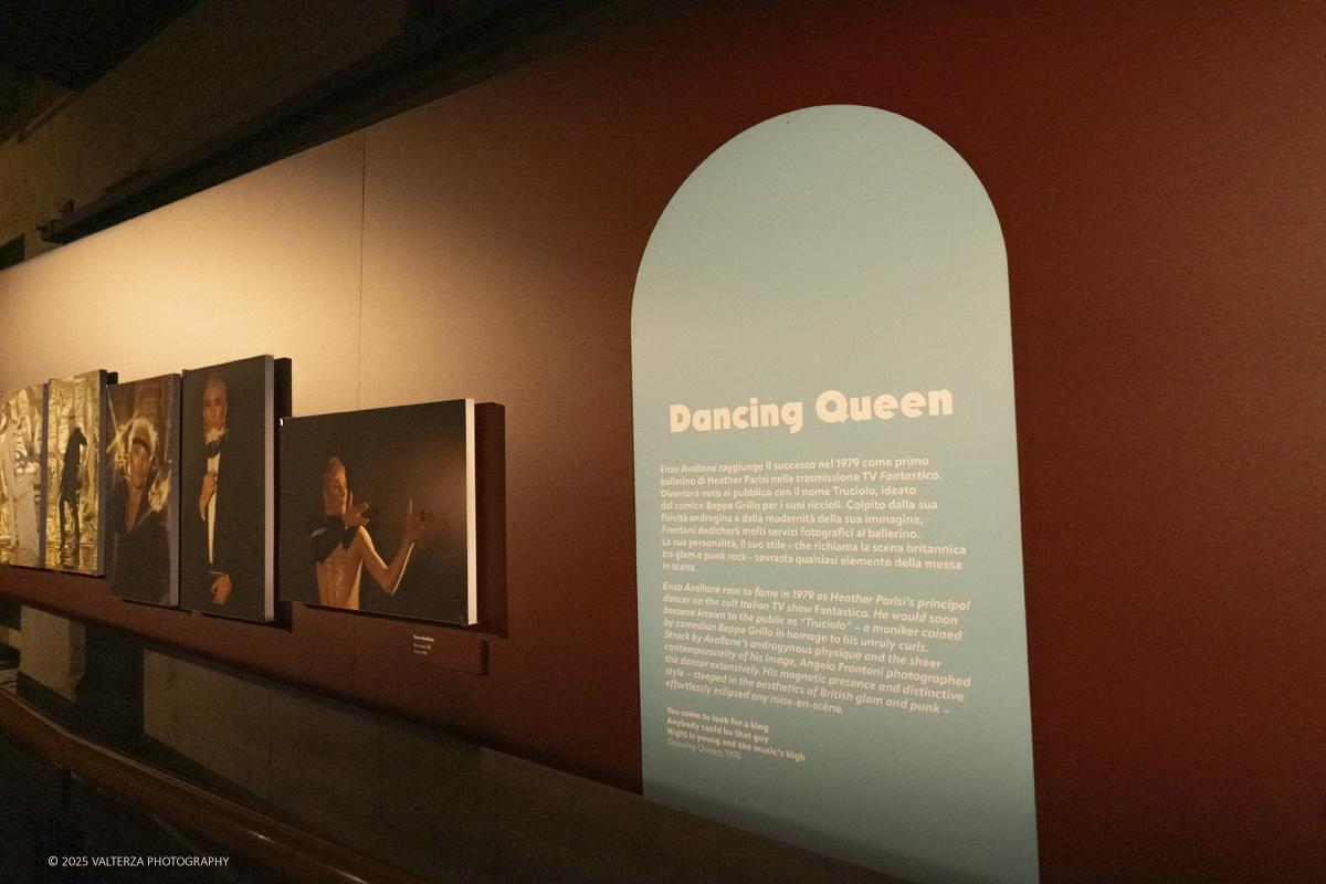 _DSF0786.jpg - 20/09/2025: Torino.  Mostra: Pazza Idea. Oltre il ’68: icone pop nelle fotografie di Angelo Frontoni. Le immagini in mostra, scattate principalmente per servizi fotografici a uso giornalistico, sfidano il tempo e chiamano in causa il nostro modo di vedere l’altro e di rappresentarci. Nella foto parte dell'allestimento